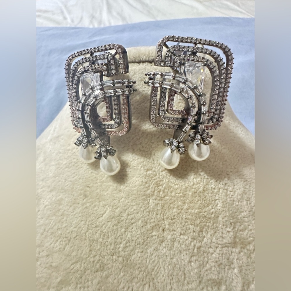 Sale‼️Silver and Pearl Geometric Earrings with double backing